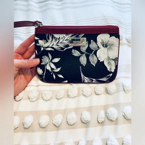 •Nine West Wristlet• - Picture 2 of 8